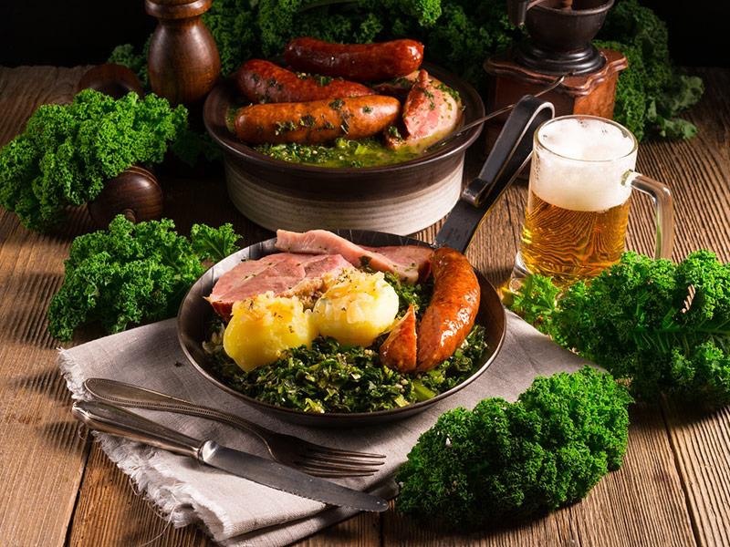 Ein Teller Grünkohl mit Pinkel und frisch gezapftes Bier