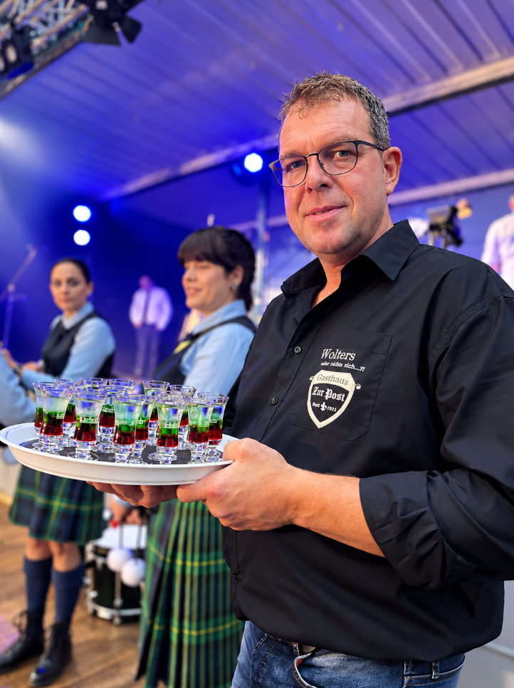 Fidi Wolters auf seinem Festival mit einem Tablett voll Kirchenfenster