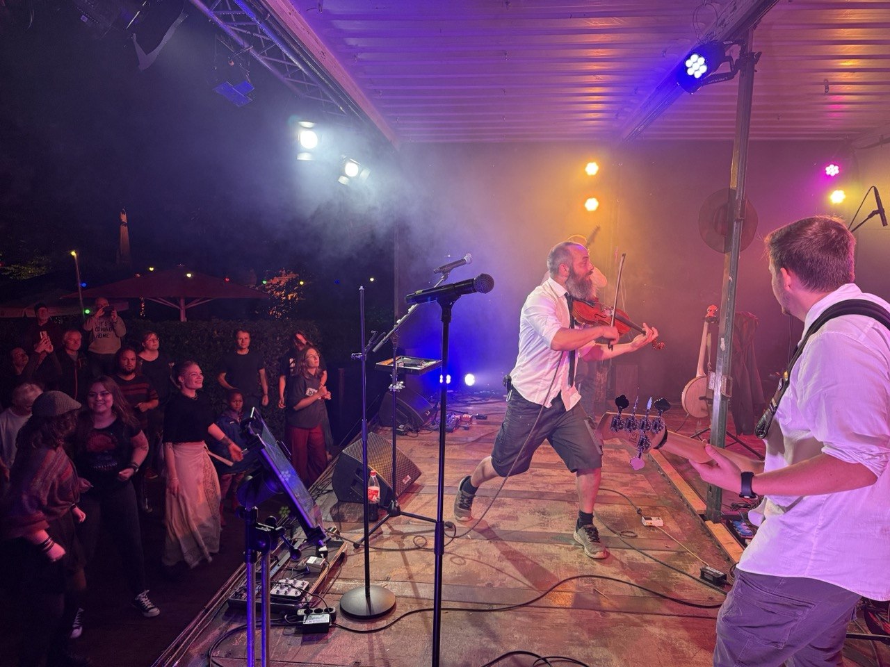 Blick auf Bühne und Tanzfläche Irish Open Air
